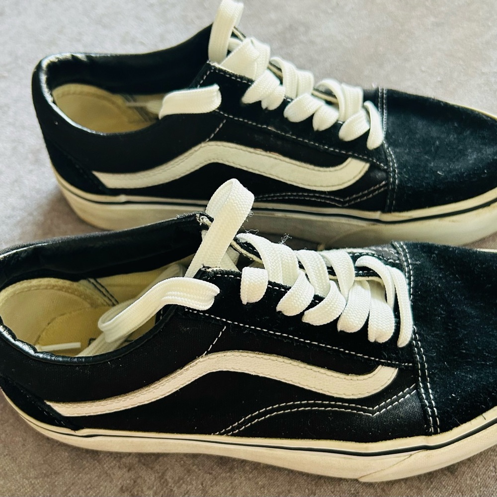 Black Vans Old Skool Men’s Size 6/Women’s 7.5 Pre-Worn, but in great shape.